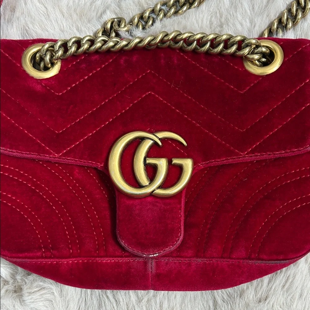 Gucci Red Velvet Shoulder Bag with Gold Chain - Picture 2 of 16